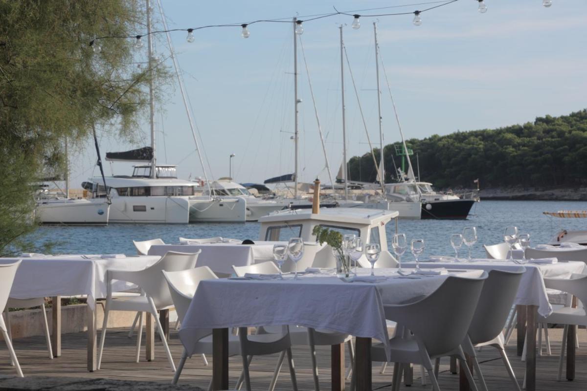Hotel Maestral Prvić Luka Екстериор снимка